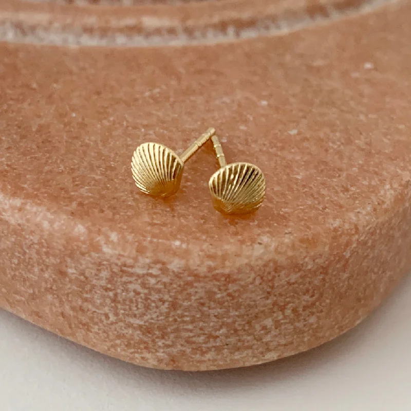 Curved design earrings-Mini Shell Studs